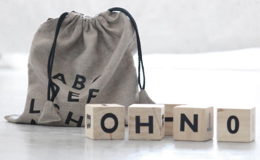 Blocs en bois avec l'alphabet, noir